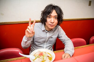 ラーメン屋「一龍」にて、できたての中華そばを前にピースサインする指田郁也。