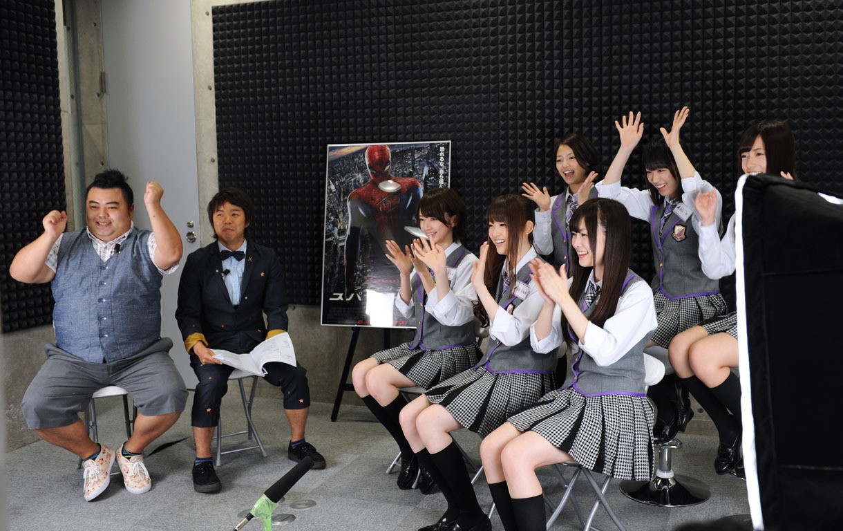 番組を進行する響と乃木坂46。