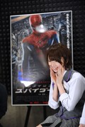 「アメイジング・スパイダーマン」のポスターと橋本奈々未。