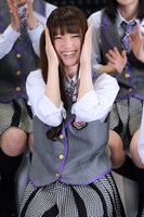 自己紹介で自身のキャッチフレーズを言ったあと、顔を赤くする松村沙友理。