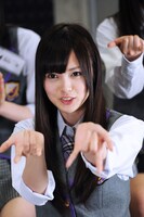 スパイダーマンが糸を出すアクションをする白石麻衣。