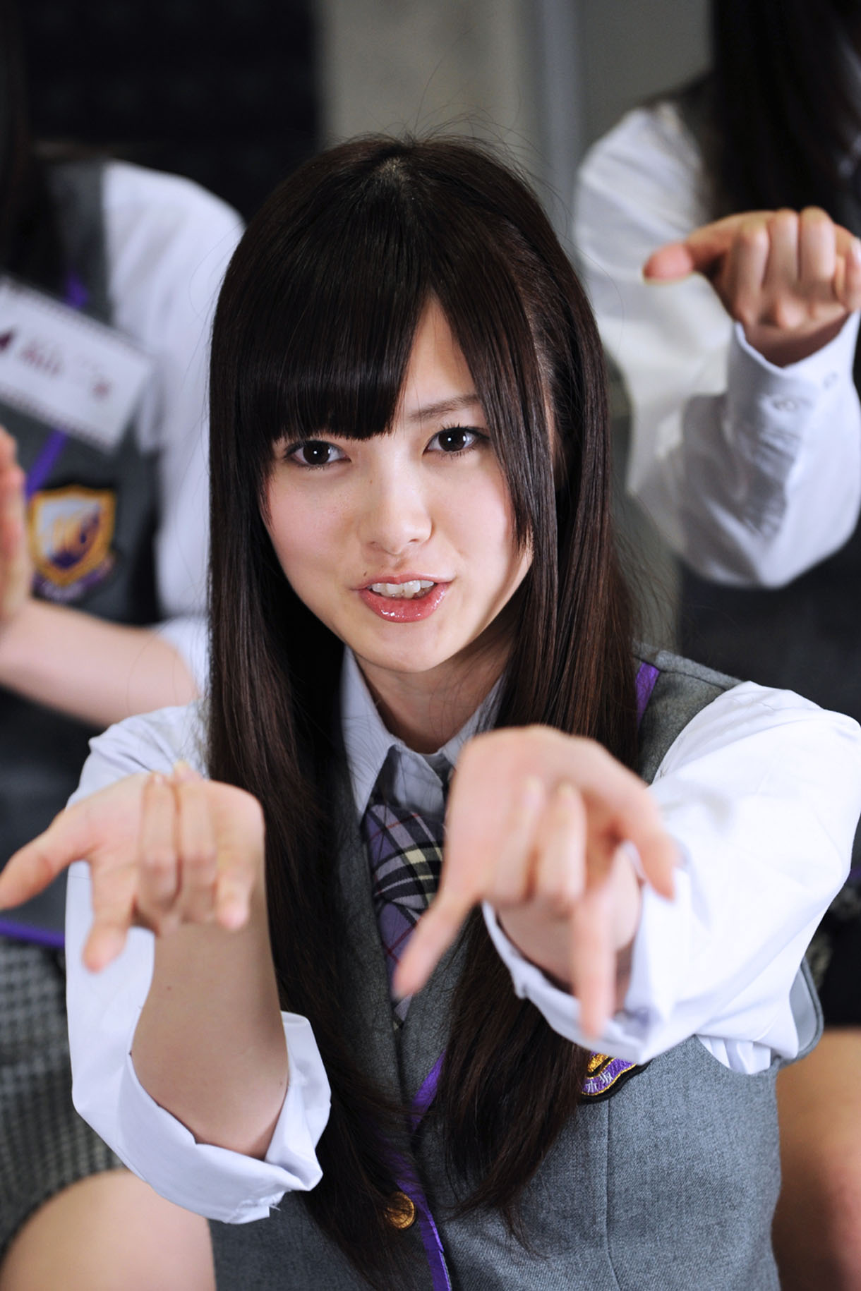 スパイダーマンが糸を出すアクションをする白石麻衣。