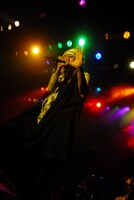 写真は6月8日の大阪公演での清春。