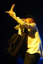 写真は6月8日の大阪公演での清春。