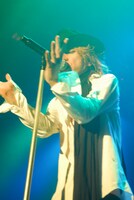 写真は6月8日の大阪公演での清春。