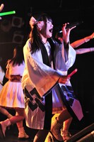 「祭」ハッピを羽織って歌う髙木悠未（LinQ）。
