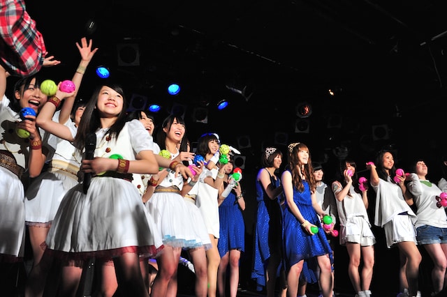 客席にサインボールを投げ入れる出演者たち。