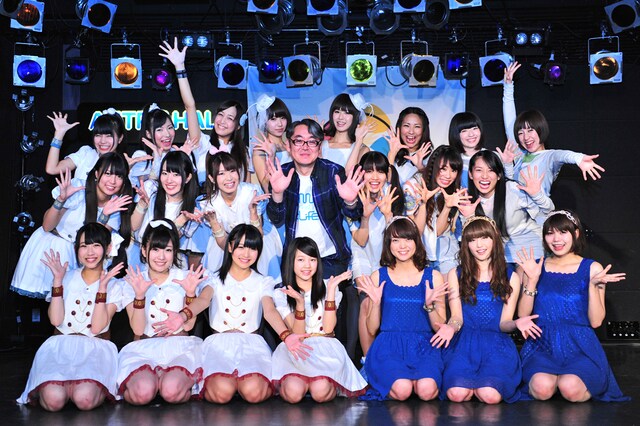 終演後の取材では嶺脇社長を囲んで記念撮影。