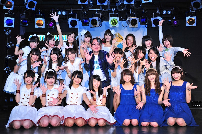 終演後の取材では嶺脇社長を囲んで記念撮影。