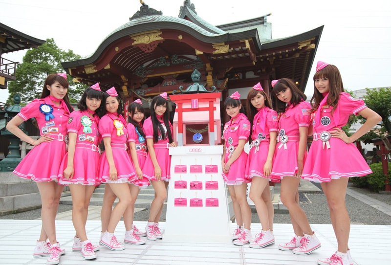 ぱすぽ☆神社を囲むぱすぽ☆のメンバー。