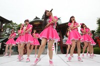 境内にて「Next Flight」をパフォーマンスするぱすぽ☆。