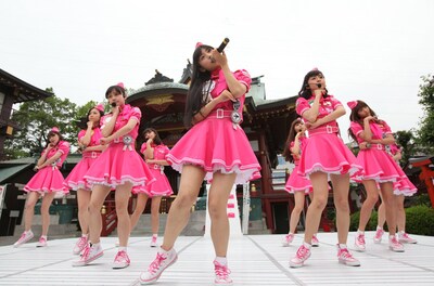 境内にて「Next Flight」をパフォーマンスするぱすぽ☆。