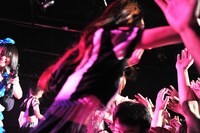 ダイブ＆クラウドサーフは当たり前のパンキッシュなパフォーマンスを見せるしず風＆絆～KIZUNA～。下で支えるファンとの信頼関係も厚い。