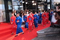 レッドカーペットを練り歩く乃木坂46。