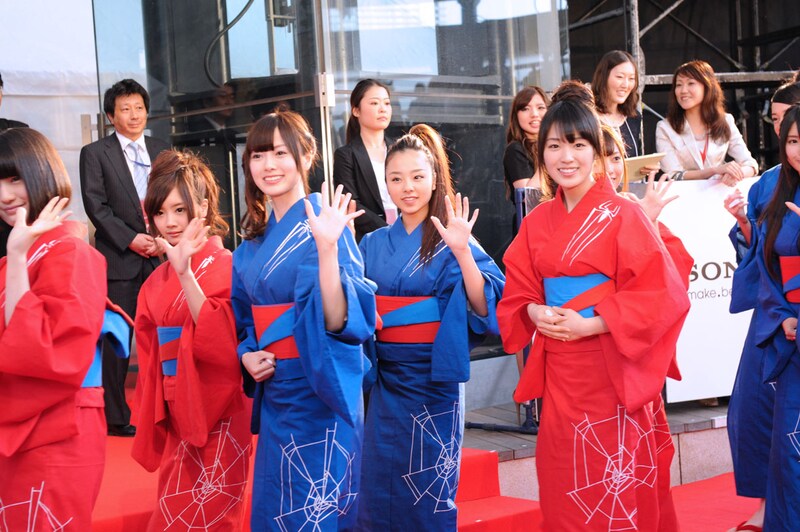 レッドカーペットを練り歩く乃木坂46。