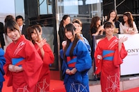 レッドカーペットを練り歩く乃木坂46。