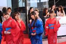 レッドカーペットを練り歩く乃木坂46。