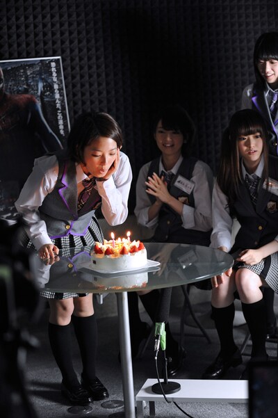 サプライズで実施された岩瀬佑美子（写真）のバースデーパーティの様子。