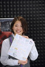 乃木坂46メンバーからのメッセージが書き込まれた色紙を手にする岩瀬佑美子。