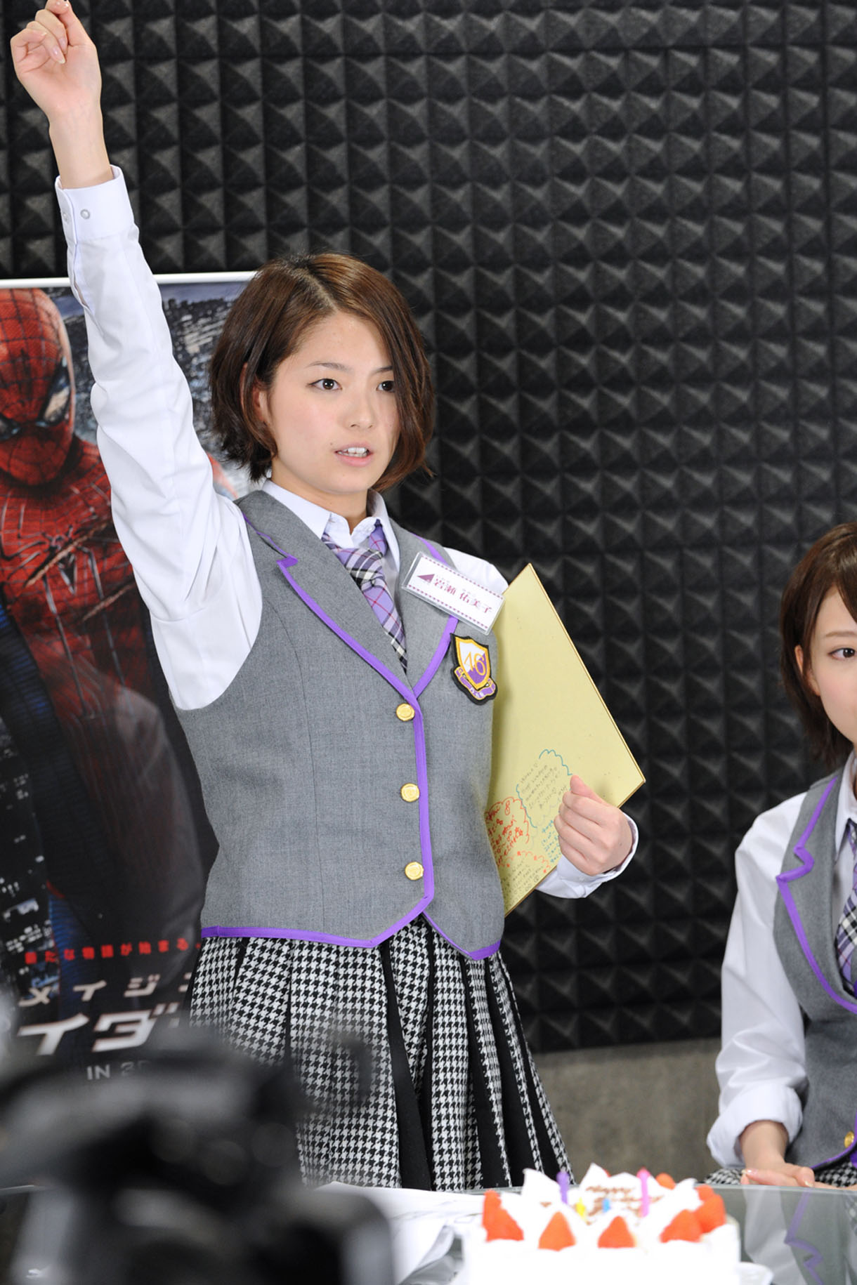 22歳の抱負とともに一発ギャグを求められ、見事にスベッた岩瀬佑美子。