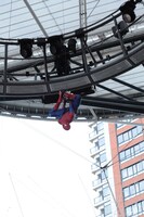 会場に突如現れたスパイダーマン。