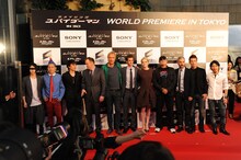 映画キャストとフォトセッションに臨むSPYAIR。