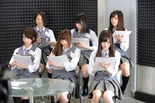 真剣にスパイダーマンのイラストを描く乃木坂46のメンバー。