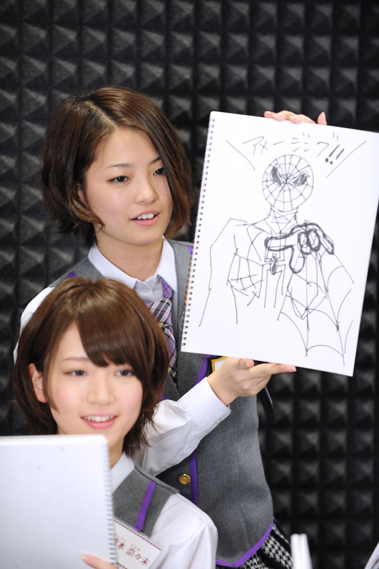 うまく特徴を捉えたスパイダーマンを描いた岩瀬佑美子（写真後方）。