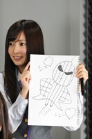 ムササビのようなイラストを「空を飛んでるスパイダーマンです」と力説する斉藤優里。