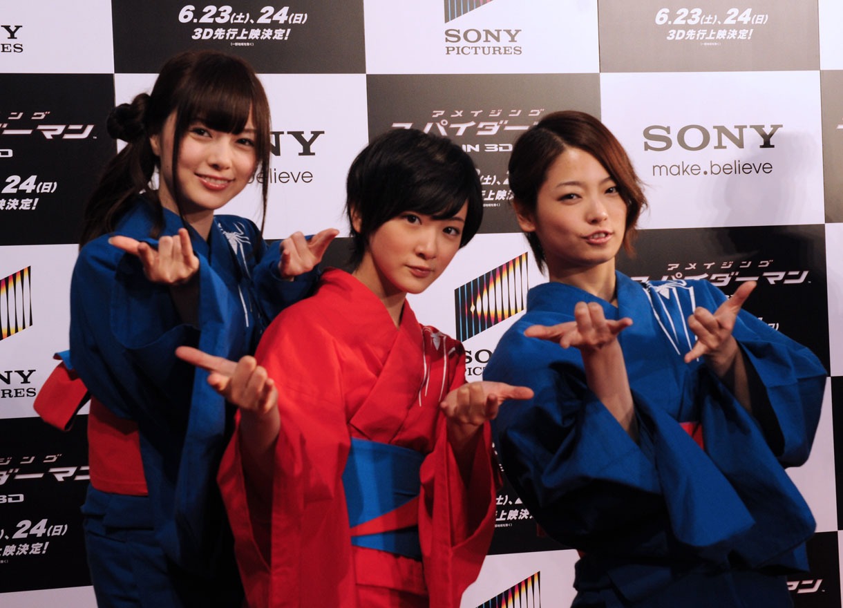 映画出演者へのインタビューを終えた白石麻衣、生駒里奈、岩瀬佑美子（写真左から）。