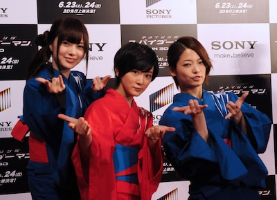 映画出演者へのインタビューを終えた白石麻衣、生駒里奈、岩瀬佑美子（写真左から）。