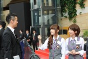会場スタッフに質問をする松村沙友理、橋本奈々未（写真左から）。