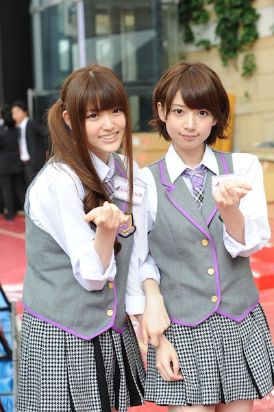 ワールドプレミア会場でレポートを担当した松村沙友理、橋本奈々未（写真左から）。