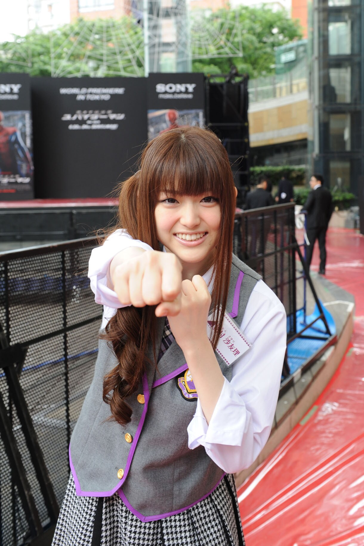 カメラに向かって「さゆりんごパンチ」をする松村沙友理。 - 乃木坂46