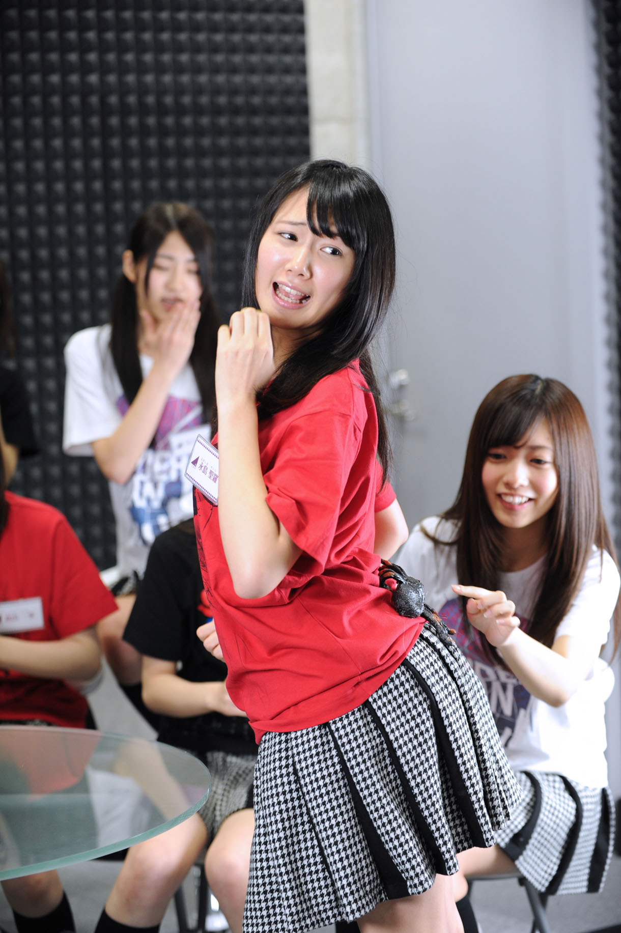 腰におもちゃのクモを乗せられた永島聖羅。