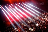 「VAMPS LIVE 2012」初日の仙台公演の様子。来場者には復興の願いを込めたVAMPSオリジナルのミサンガが贈られた。（撮影：田中和子）