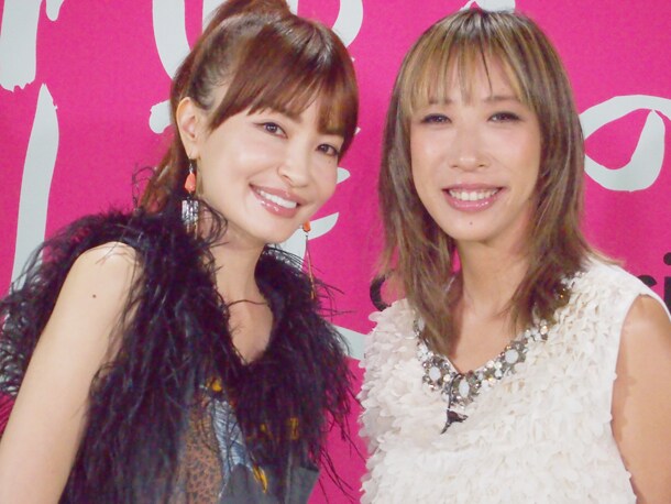 スタジオライブ収録時の平子理沙（写真左）と蜷川実花（右）。