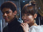 スタジオライブ収録時の平子理沙（写真右）とB.ハワード（左）。