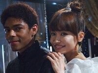 スタジオライブ収録時の平子理沙（写真右）とB.ハワード（左）。