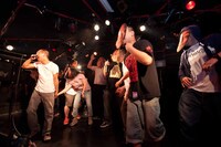 田我流とECDのお面を被って登場した仲間たち。