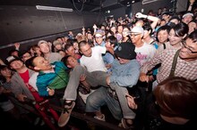 観客にダイブする田我流。