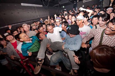 観客にダイブする田我流。