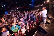 田我流と会場の様子。