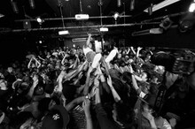 客席にダイブする田我流。