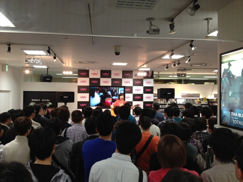 PANDA 1/2がHMV札幌ステラプレイス店で行ったインストアライブの模様。