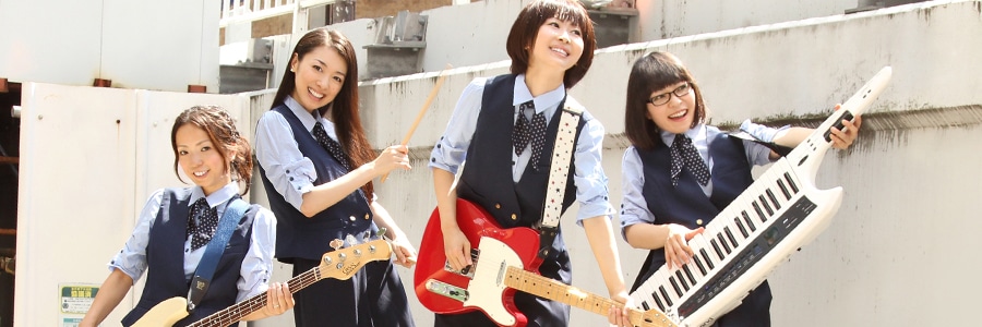 blue chee's（右から2番目が松本江里子）