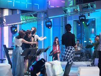 大歓声に包まれて登場したオープニングの様子。