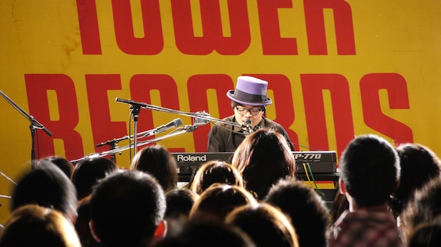 写真は6月13日のインストアライブの様子。