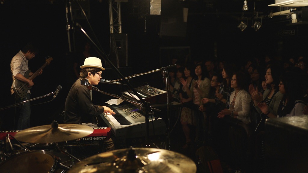 写真は6月13日のインストアライブの様子。