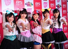 写真は記者会見の様子。高城れに（写真右端）は「みんなにとってセミみたいな存在になりたい」と謎の発言を残した。